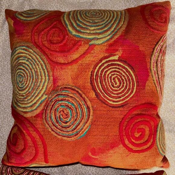 Pair of two Liora Manne Visions Multi-Spiral Grafitti Indoor/Outdoor pillows - Picture 4 of 6